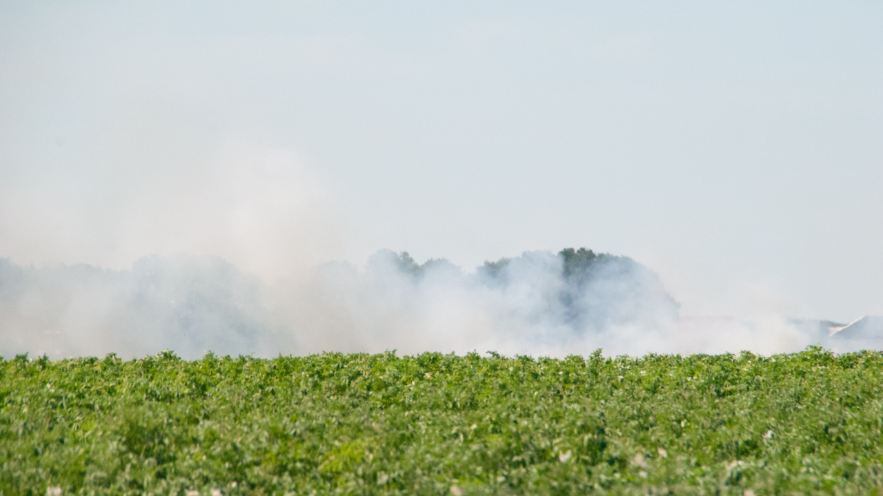 Grote brand in aardappelveld bij Siddeburen