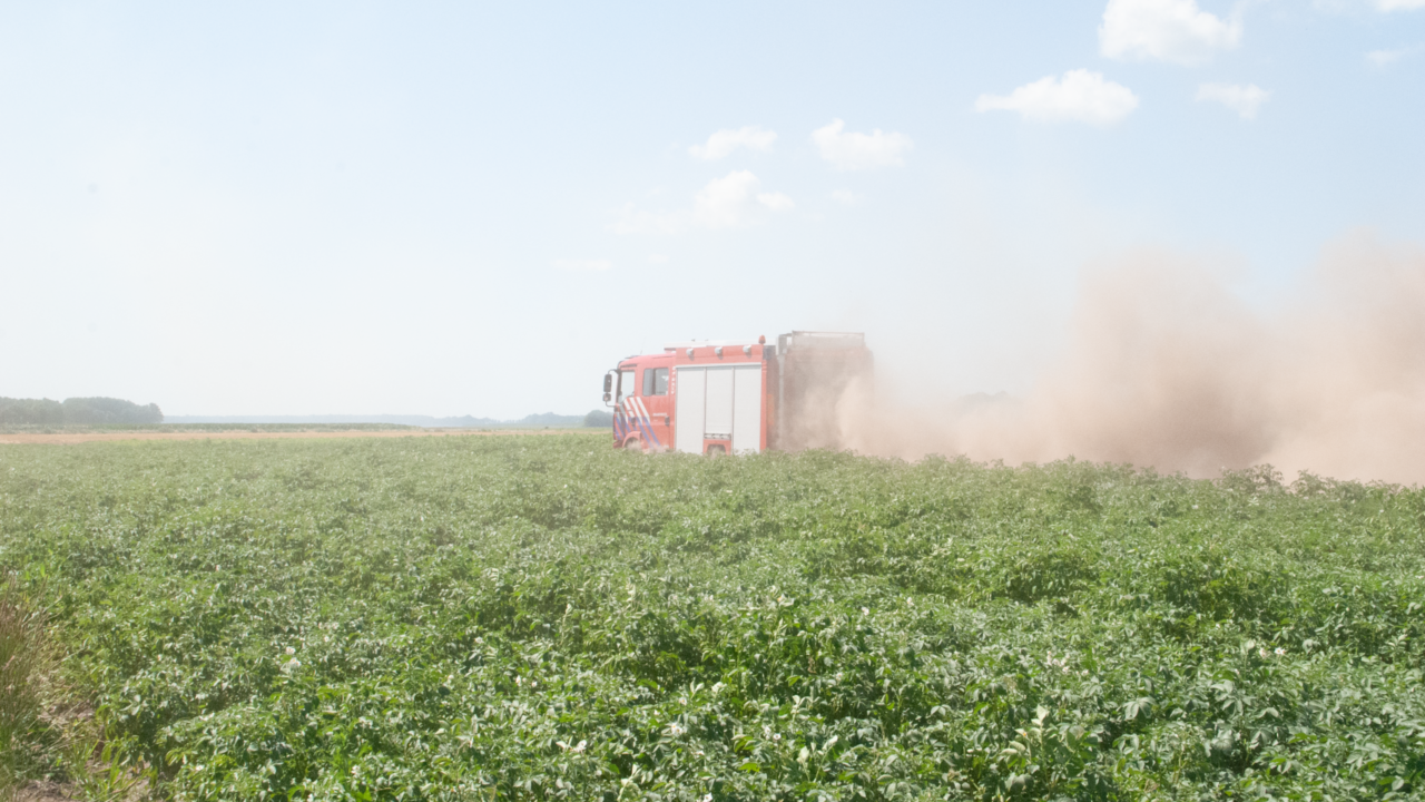 Grote brand in aardappelveld bij Siddeburen