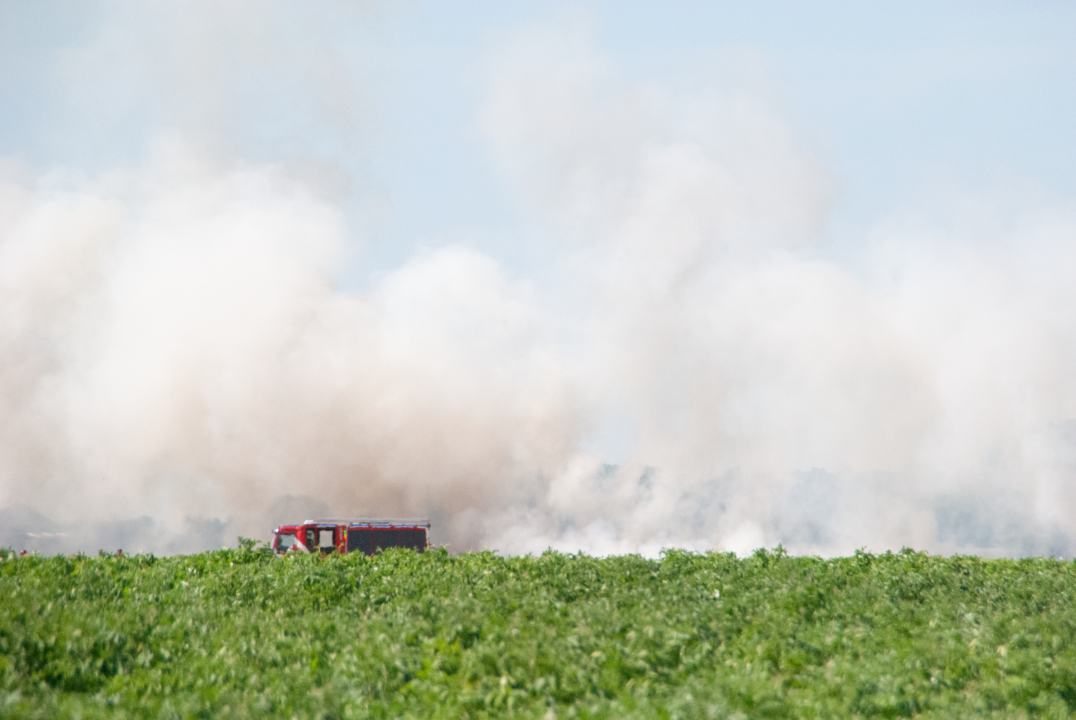 Grote brand in aardappelveld bij Siddeburen