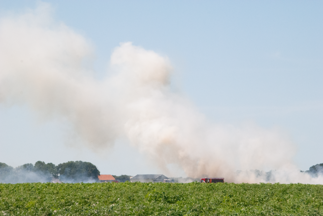 Grote brand in aardappelveld bij Siddeburen