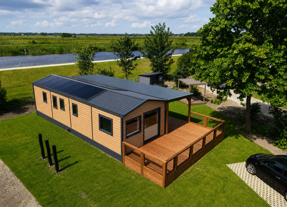 Onderschrift bij de foto: ‘Het chalet van Kees en Janet aan het Drentse Diep op Havenwijck’.