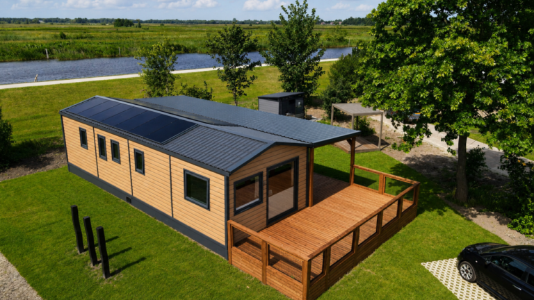 Onderschrift bij de foto: ‘Het chalet van Kees en Janet aan het Drentse Diep op Havenwijck’.