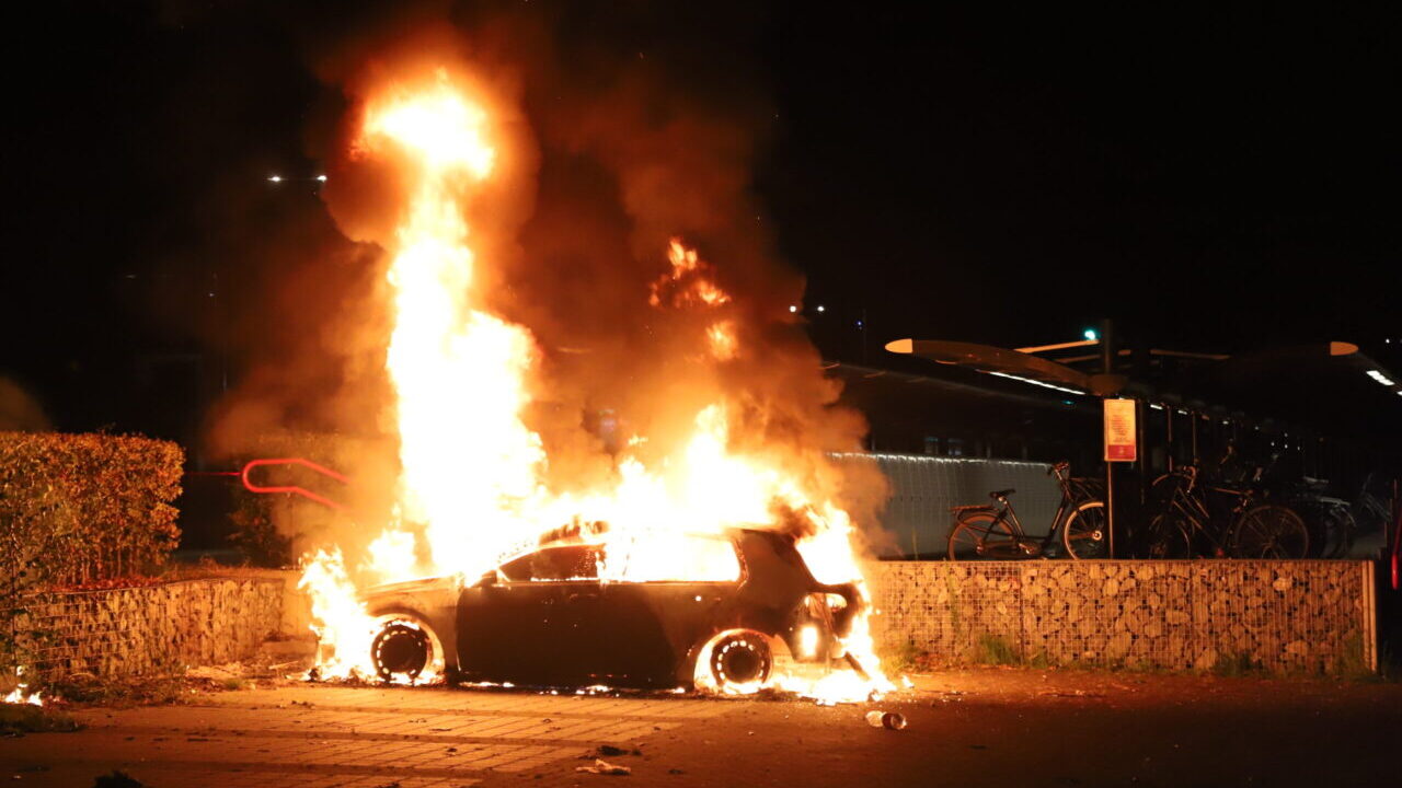Auto uitgebrand bij station Hoogezand