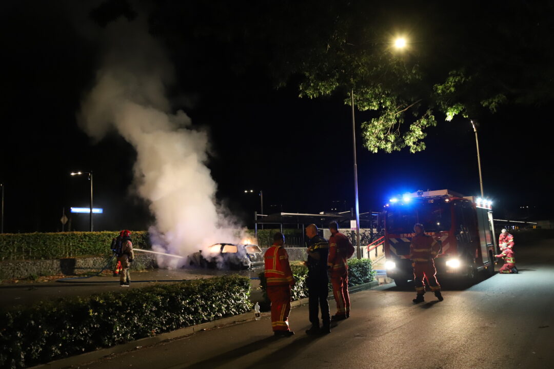 Auto uitgebrand bij station Hoogezand