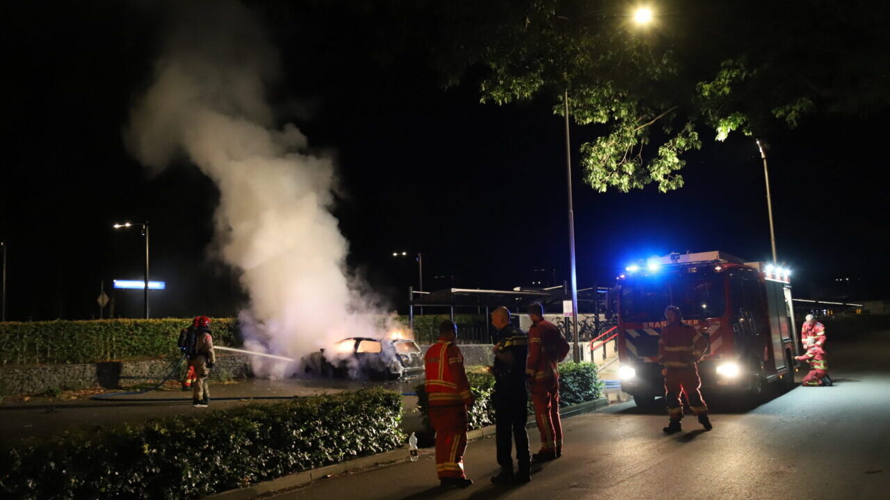 Auto uitgebrand bij station Hoogezand