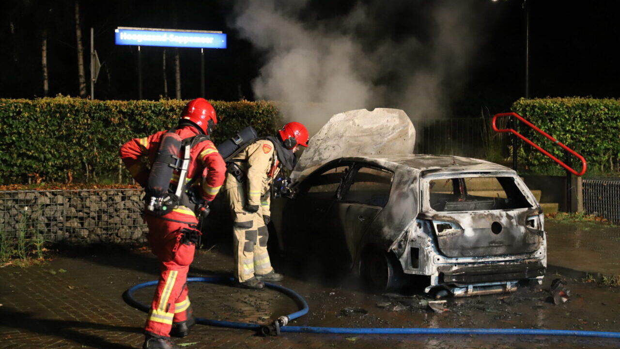 Auto volledig uitgebrand bij station Hoogezand