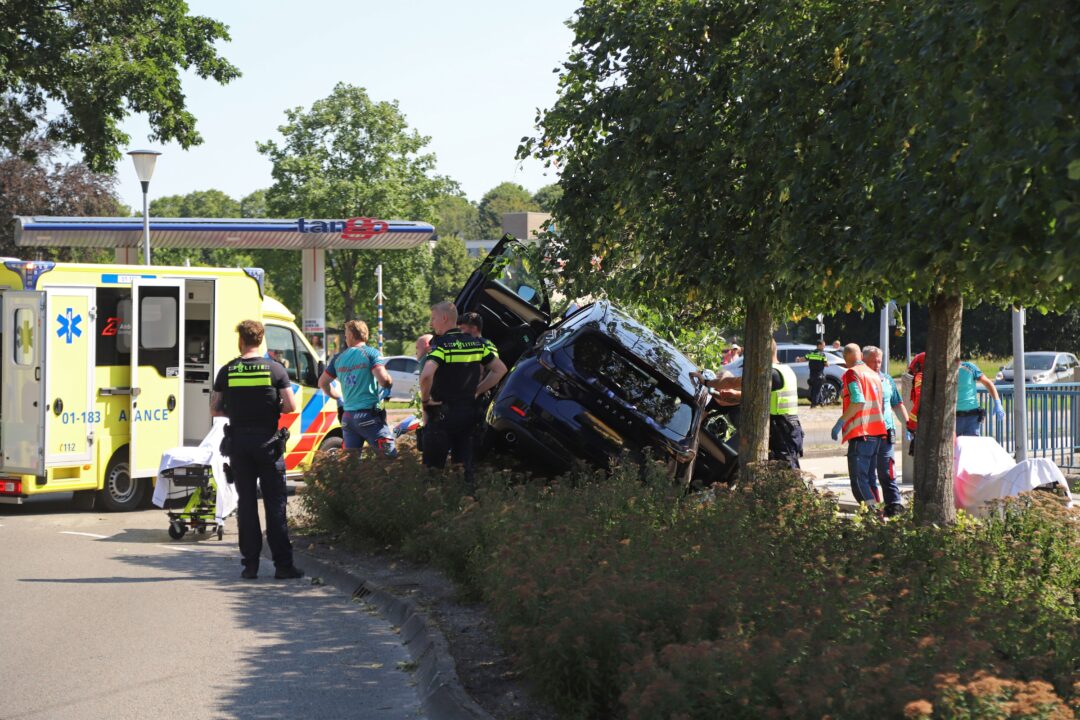 Brandweer bevrijdt twee inzittenden na ongeval op rotonde Abraham Kuypersingel