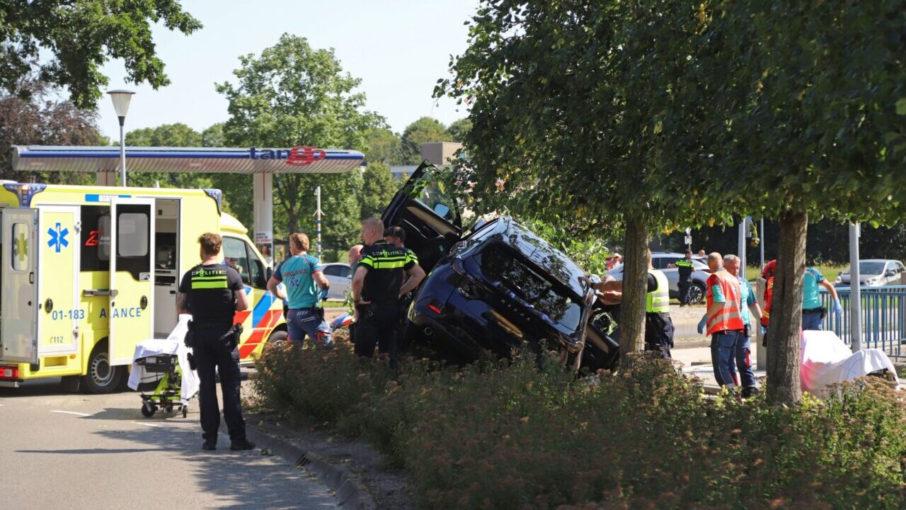 Brandweer bevrijdt twee inzittenden na ongeval op rotonde Abraham Kuypersingel