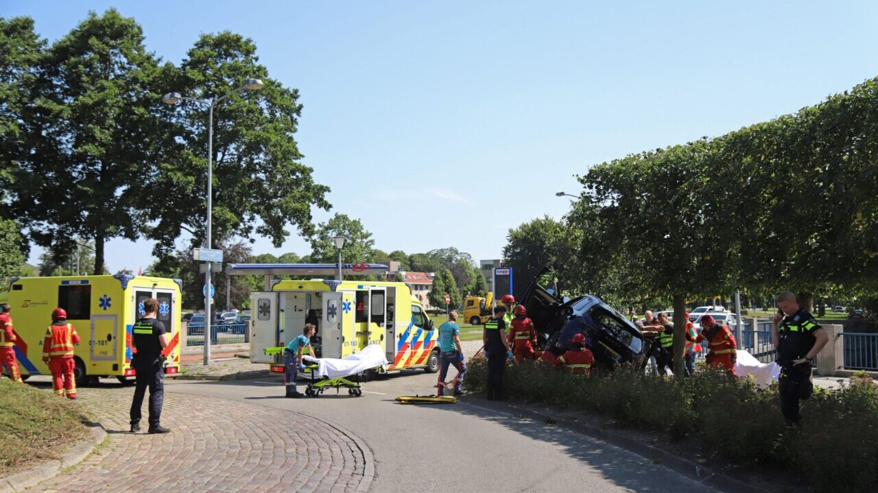 Brandweer bevrijdt twee inzittenden na ongeval op rotonde Abraham Kuypersingel