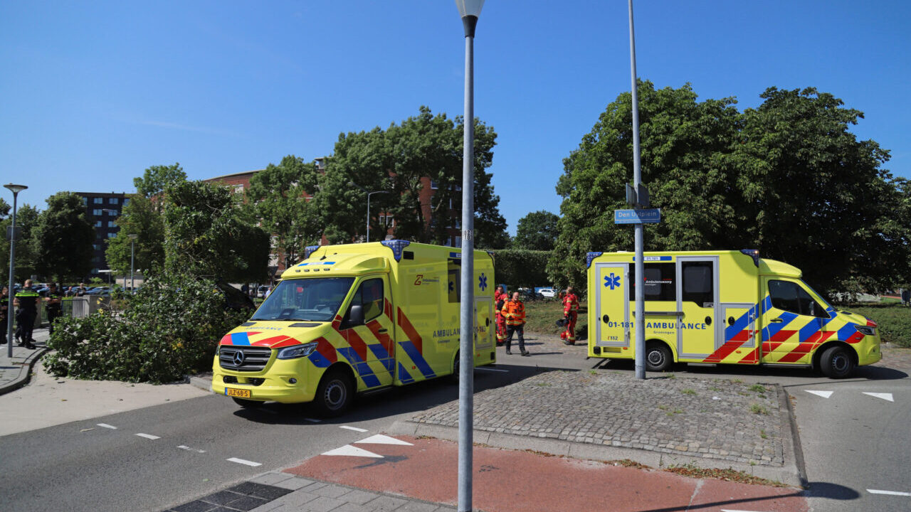 Brandweer bevrijdt twee inzittenden na ongeval op rotonde Abraham Kuypersingel