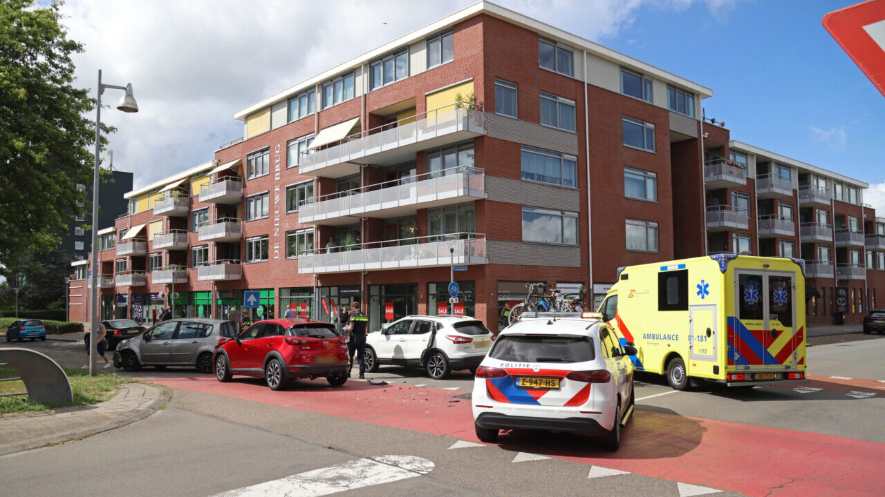 Twee auto's botsen op kruising Van der Duyn van Maasdamweg