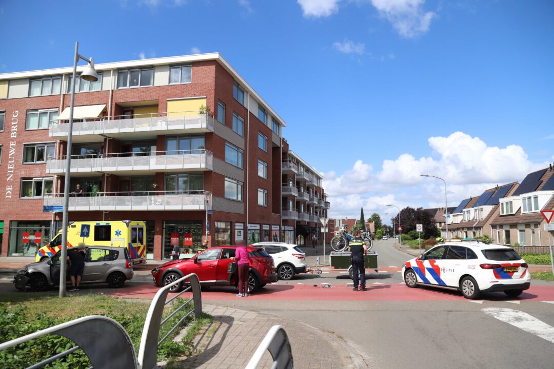 Twee auto's botsen op kruising Van der Duyn van Maasdamweg