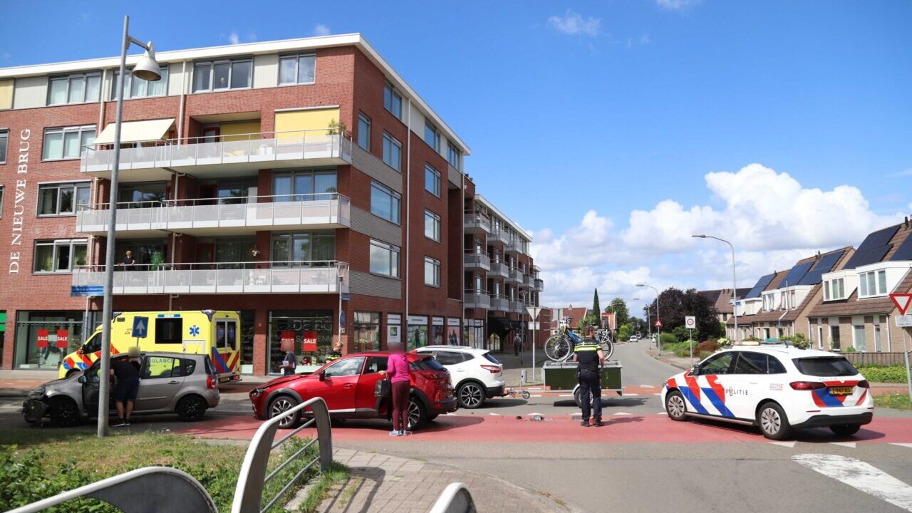 Twee auto's botsen op kruising Van der Duyn van Maasdamweg