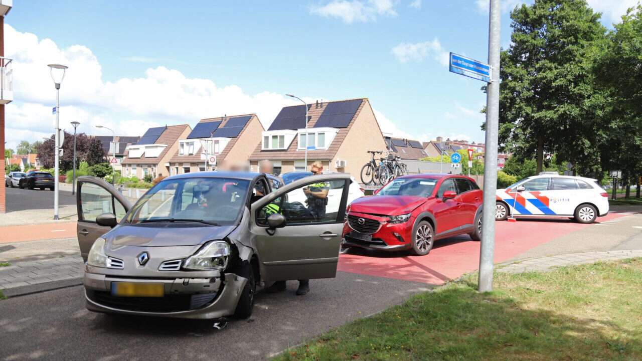 Twee auto's botsen op kruising Van der Duyn van Maasdamweg