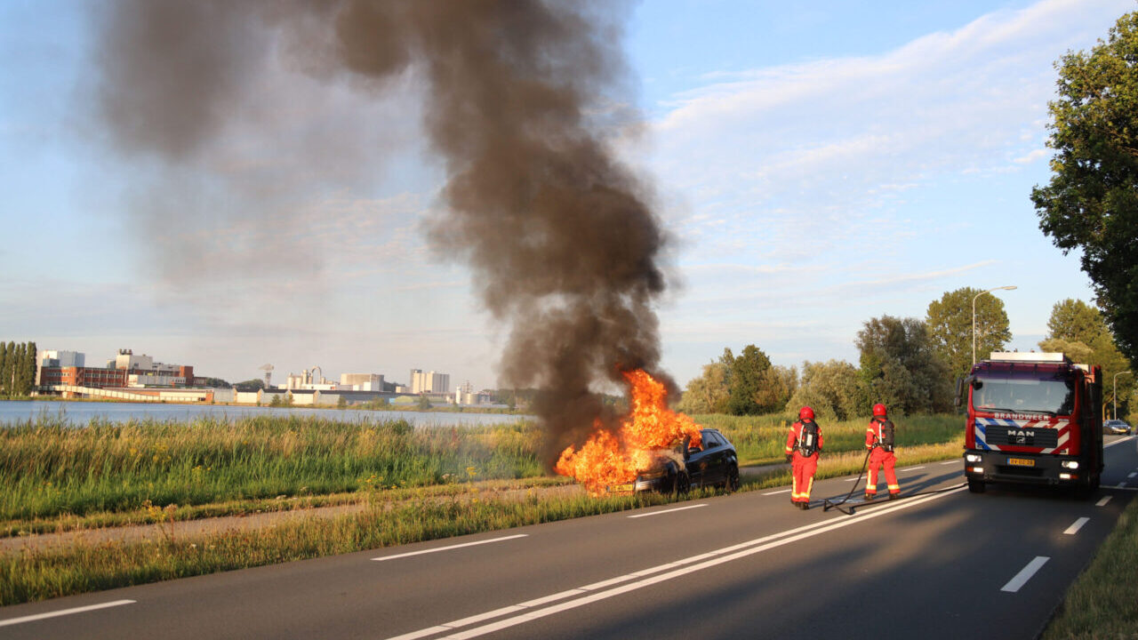 Auto uitgebrand op de Energieweg in Foxhol