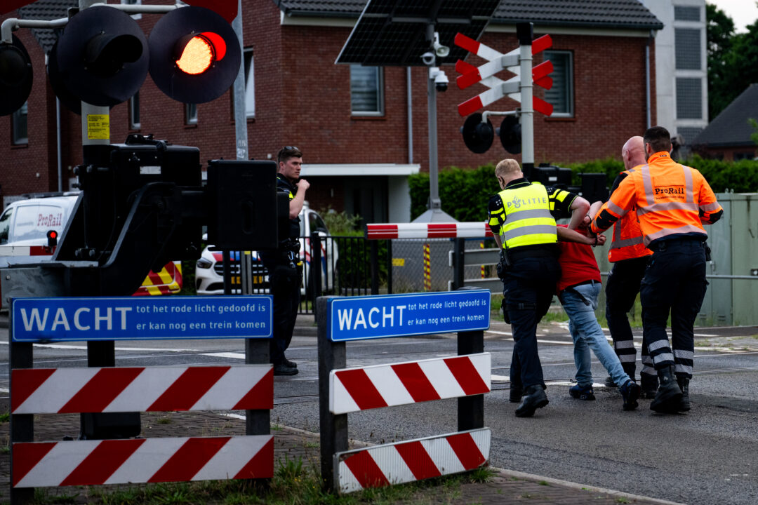 Man aangehouden na lopen op spoor, Hoogezand