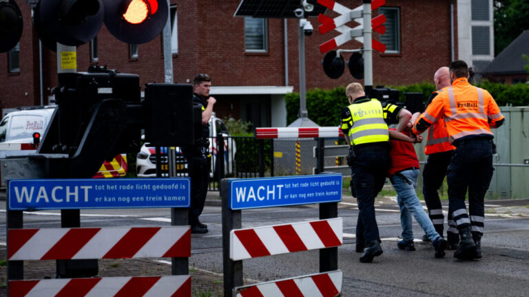 Man aangehouden na lopen op spoor, Hoogezand