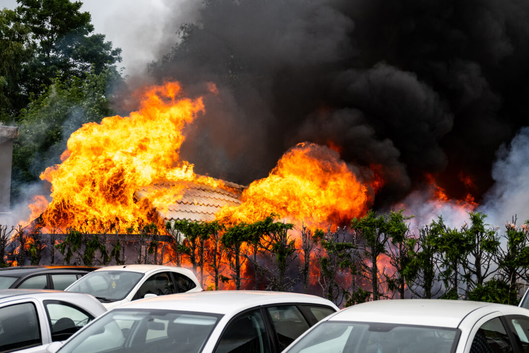 Grote brand op hoek Woldweg in Hoogezand