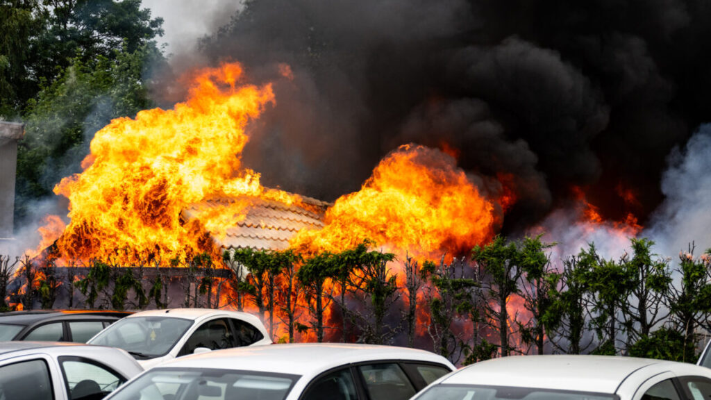 Grote brand op hoek Woldweg in Hoogezand