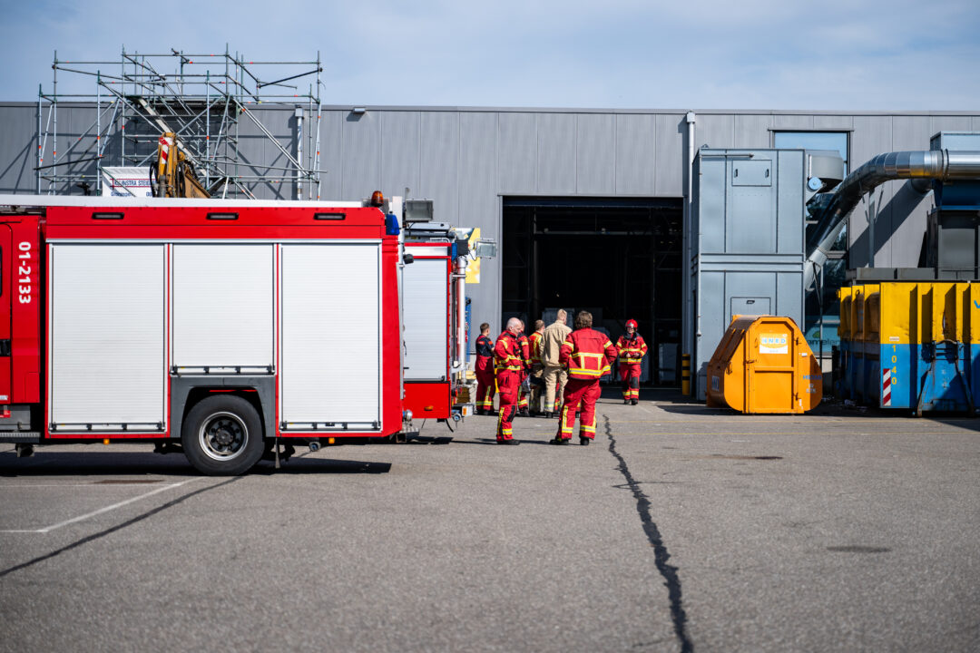 Brand in container bij drukkerij Symian in Westerbroek