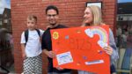 Leerlingen rennen voor rolstoelbus van Sev