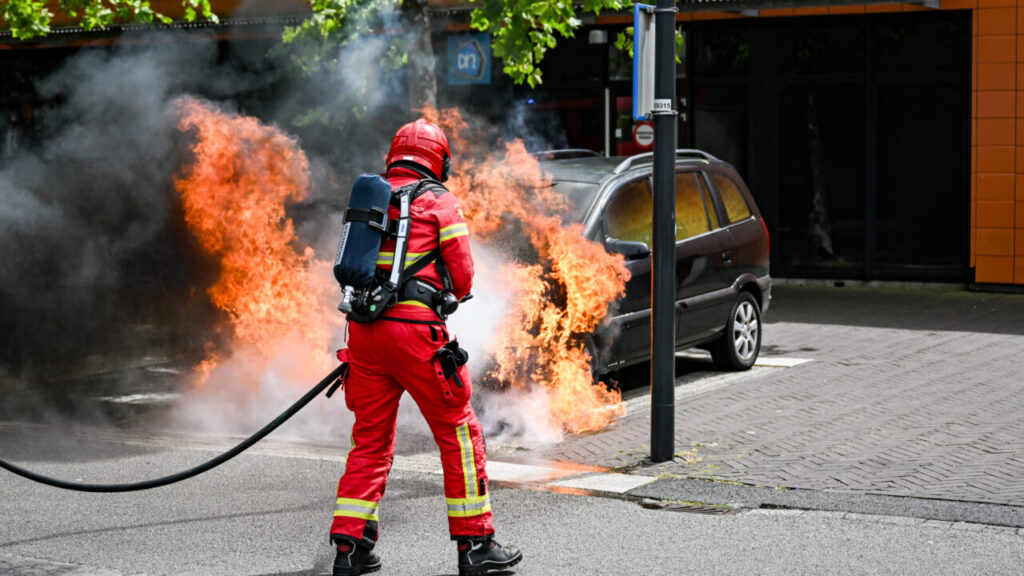 Auto uitgebrand bij centrum Hoogezand