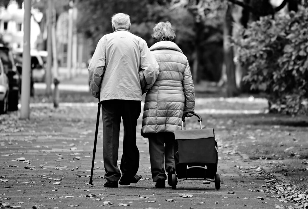 wandelen, ouderen , pixabay