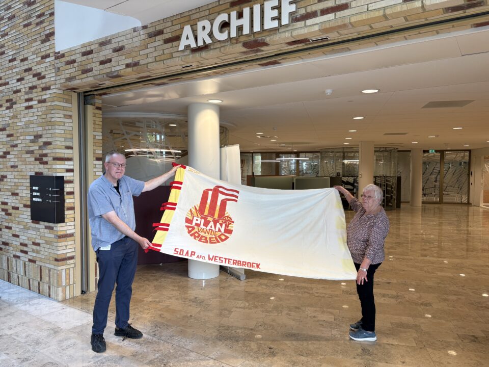 Overhandiging Historische SDAP-vlag naar gemeentearchief