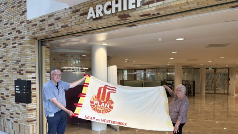 Overhandiging Historische SDAP-vlag naar gemeentearchief