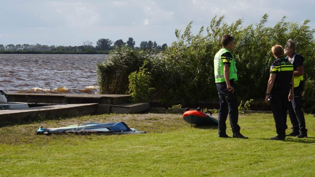 Surfer zwaargewond na botsing met boot
