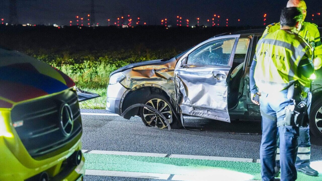 Twee auto’s botsen op elkaar N33 Steendam