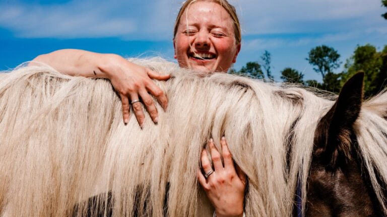 Mariëtte en Kathy. Grondwerk paarden