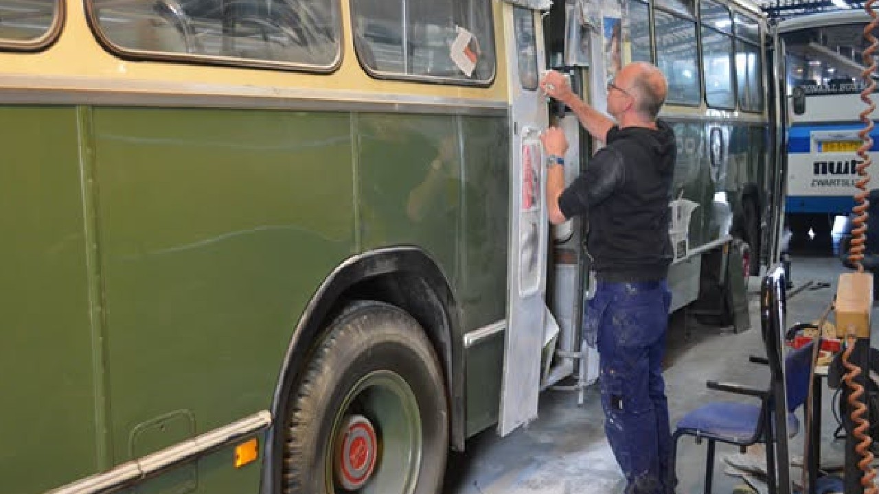 Busmuseum werk aan eerste bus