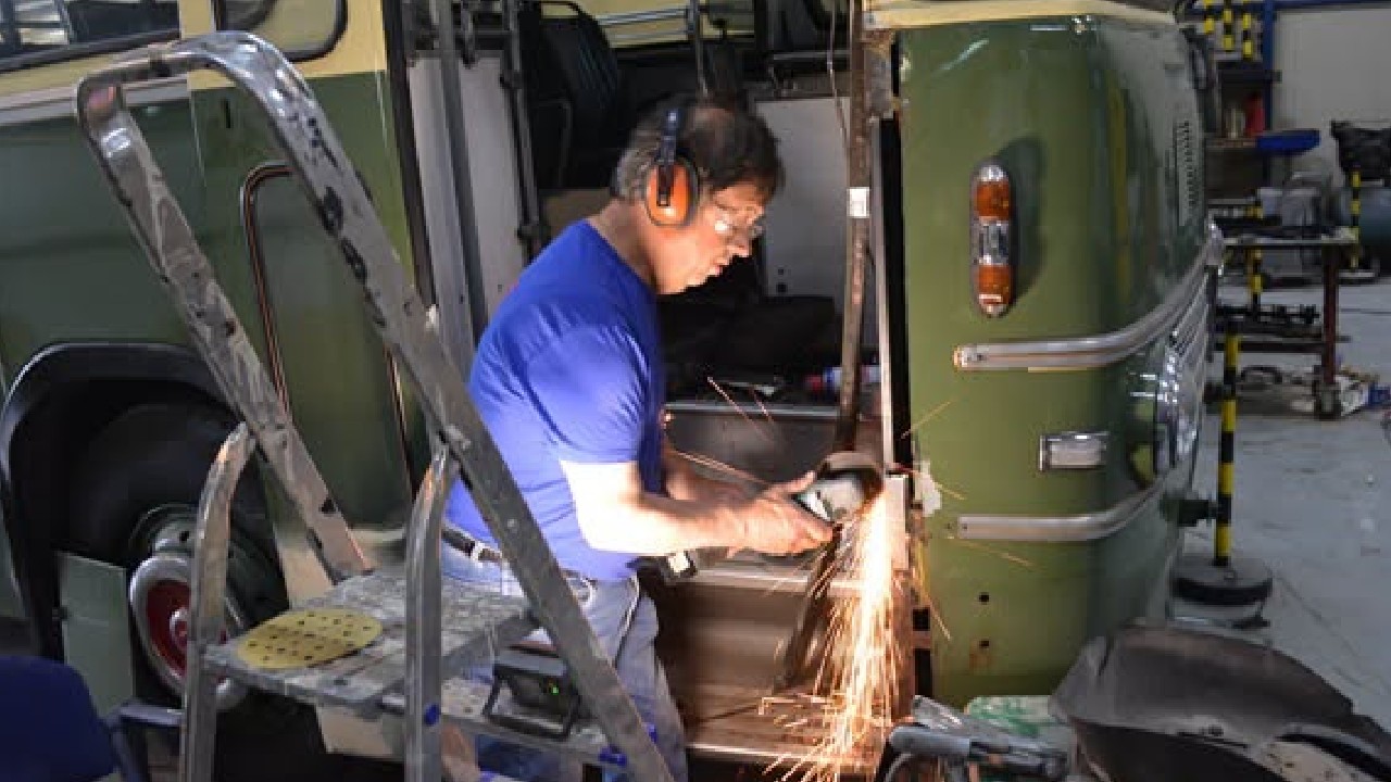 Busmuseum werk aan eerste bus