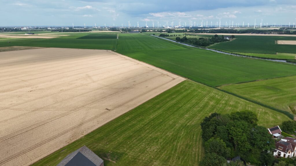Zicht vanuit Tjuchem op industrie Farmsum/Delfzijl