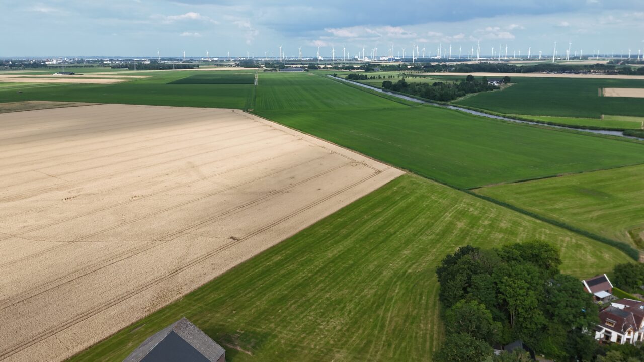 Zicht vanuit Tjuchem op industrie Farmsum/Delfzijl