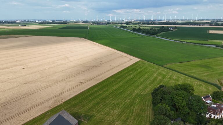 Zicht vanuit Tjuchem op industrie Farmsum/Delfzijl