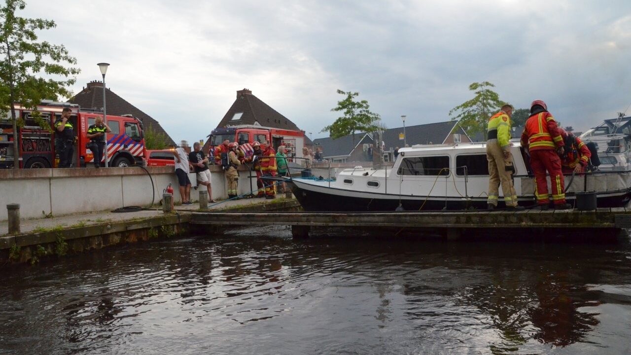 Rook uit plezierjacht in haven Zuidbroek