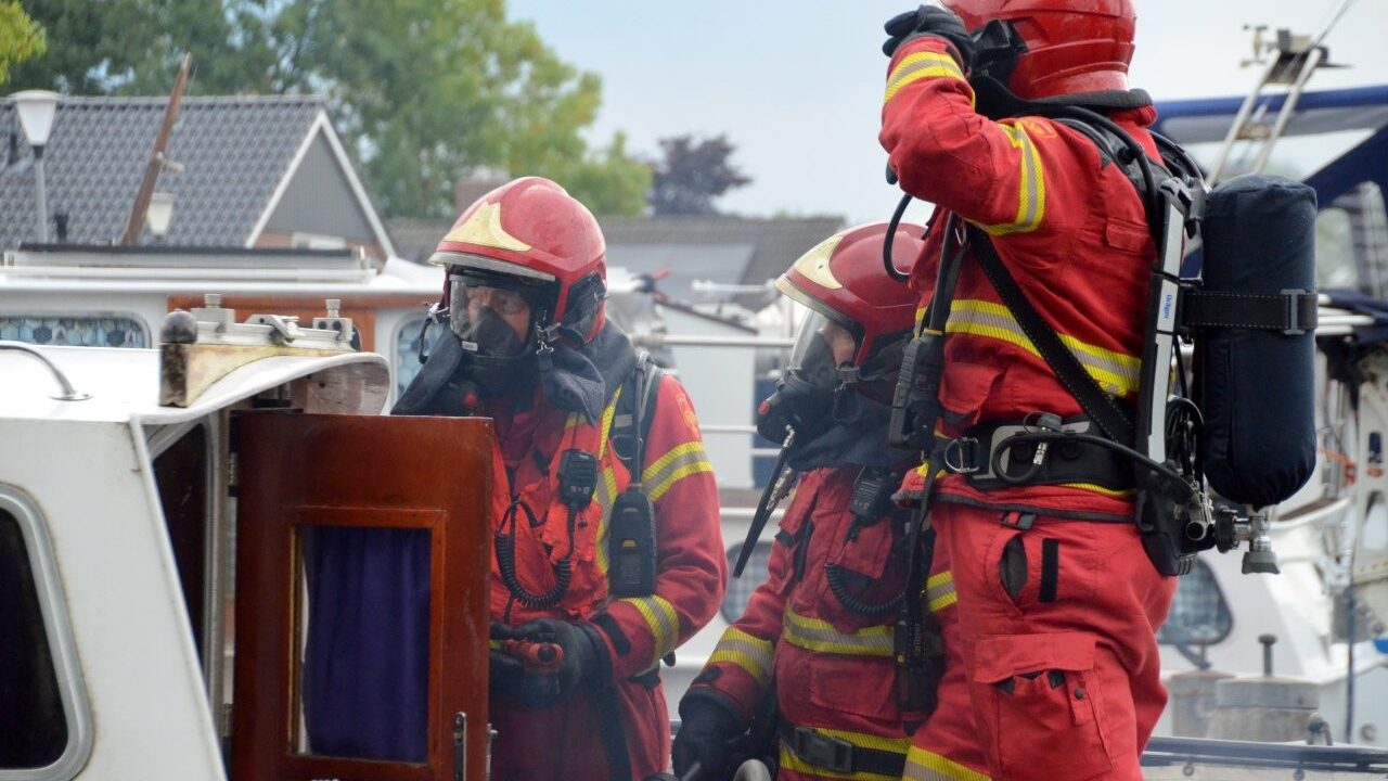 Rook uit plezierjacht in haven Zuidbroek