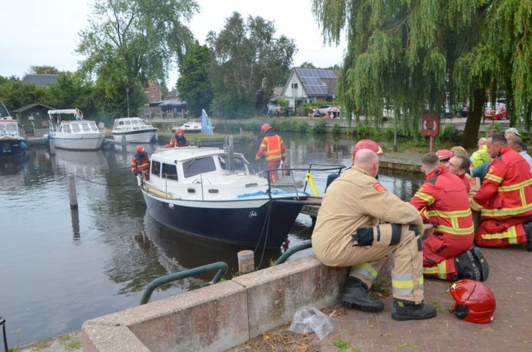 Rook uit plezierjacht in haven Zuidbroek