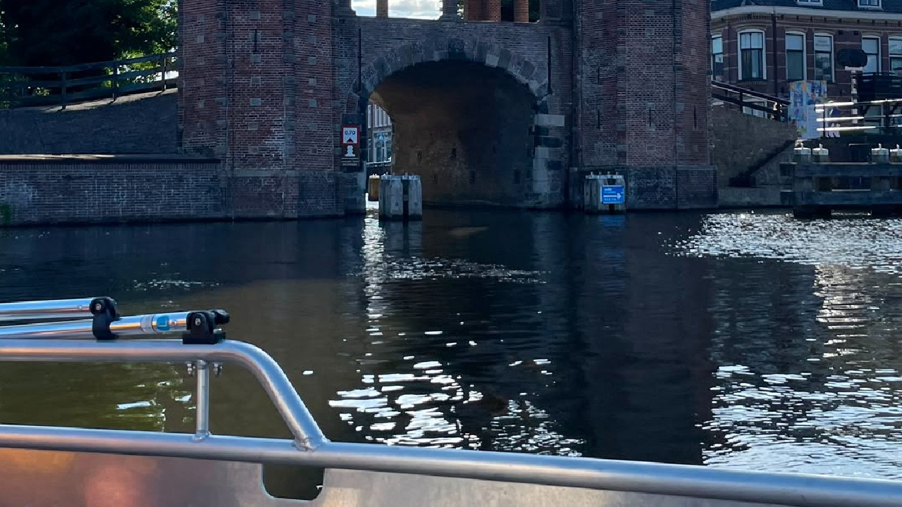Elfstedentocht op waterstof. Vader en zoon onderweg