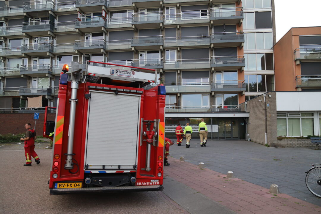 112. Brandweer bevrijd persoon uit lift van Melkwegflat