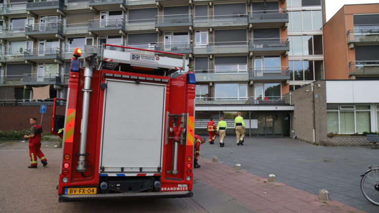 112. Brandweer bevrijd persoon uit lift van Melkwegflat