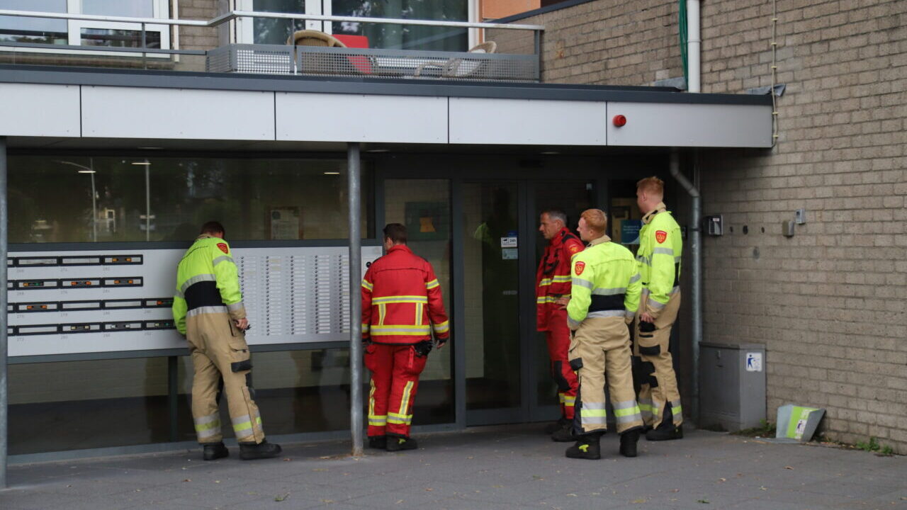 112. Brandweer bevrijd persoon uit lift van Melkwegflat