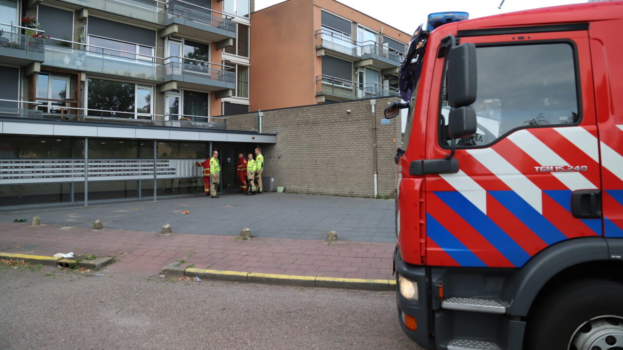 112. Brandweer bevrijd persoon uit lift van Melkwegflat