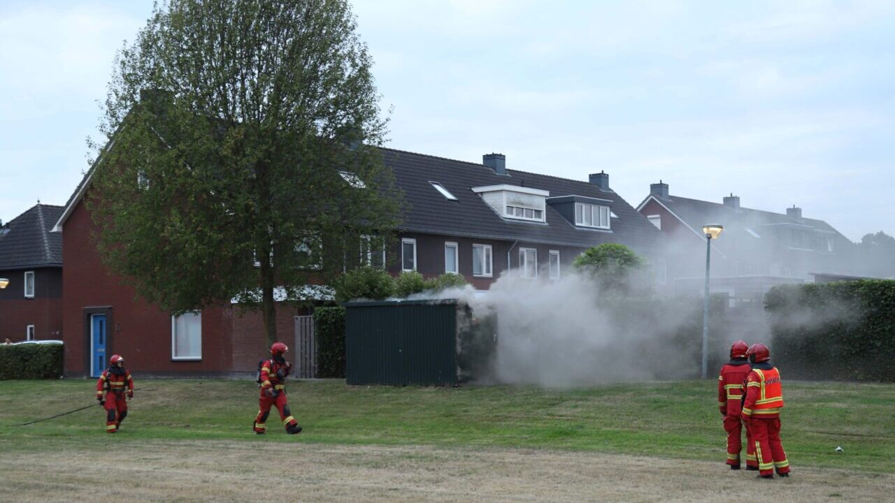 Brand zet tientallen woningen zonder stroom aan Zoete Kroon in Hoogezand