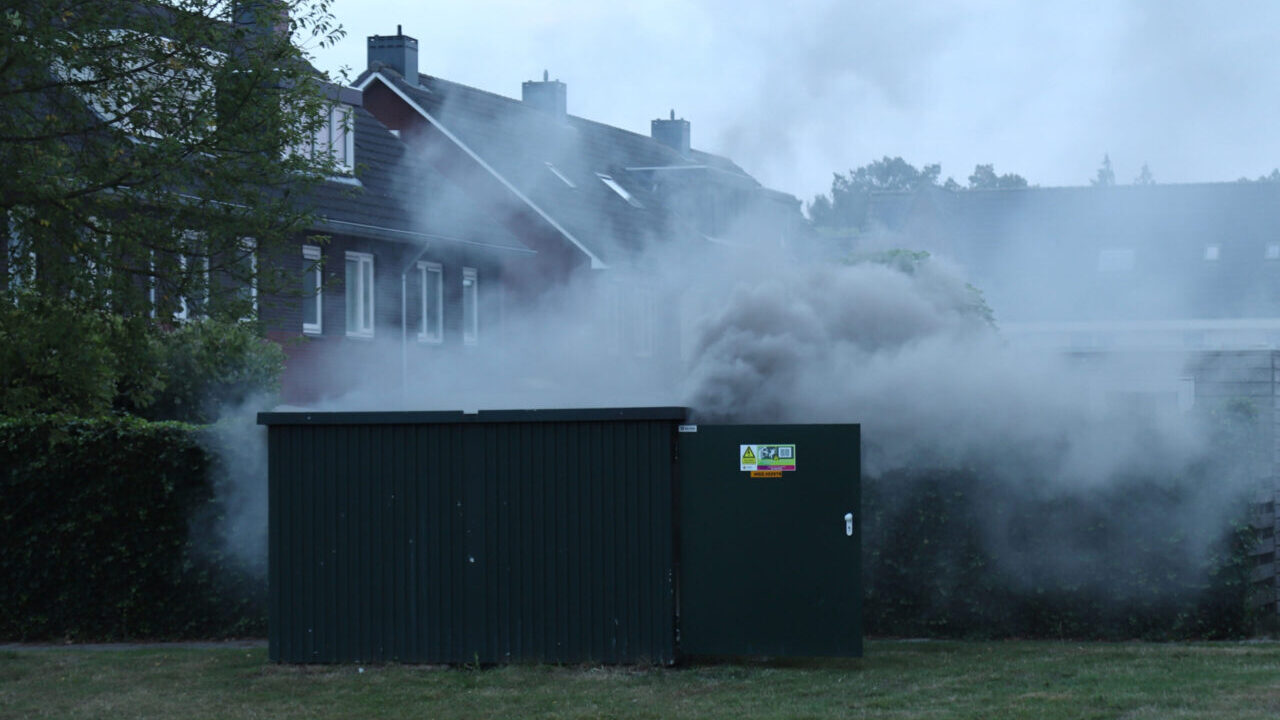 Brand zet tientallen woningen zonder stroom aan Zoete Kroon in Hoogezand