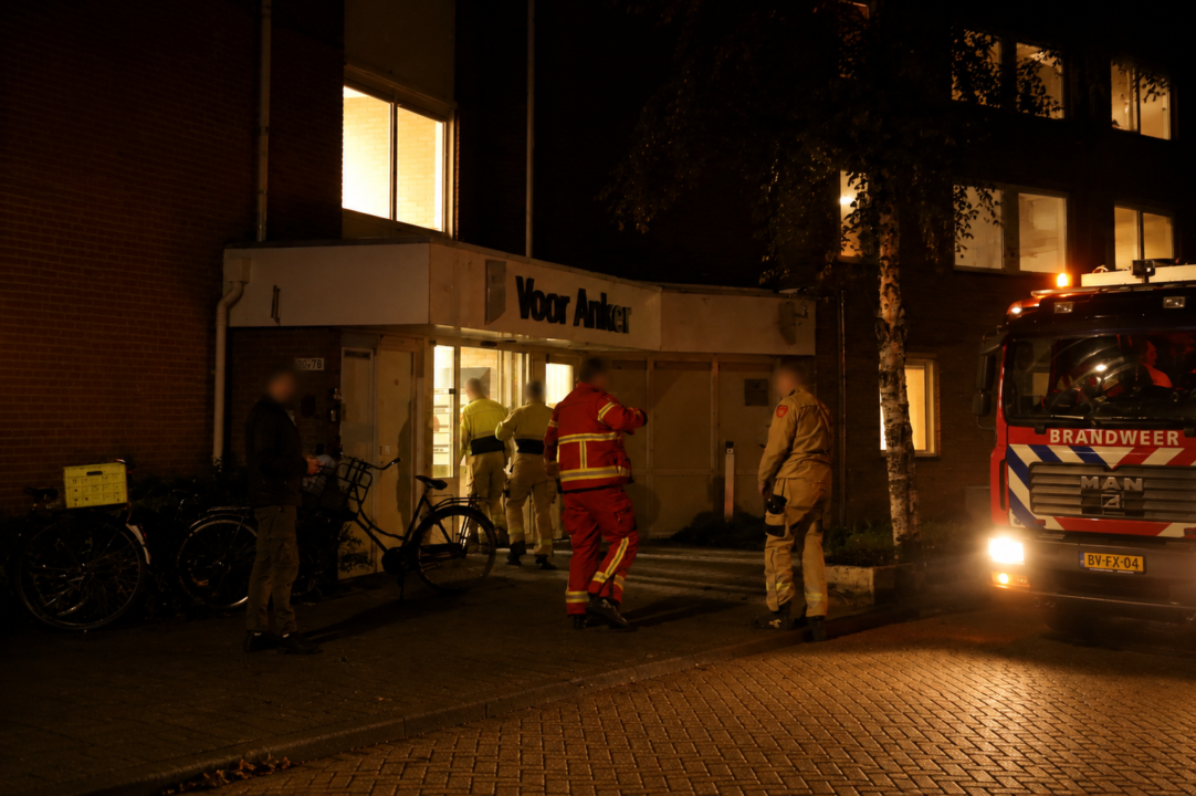 Brandweer bevrijdt persoon uit lift voor Anker, Hoogezand