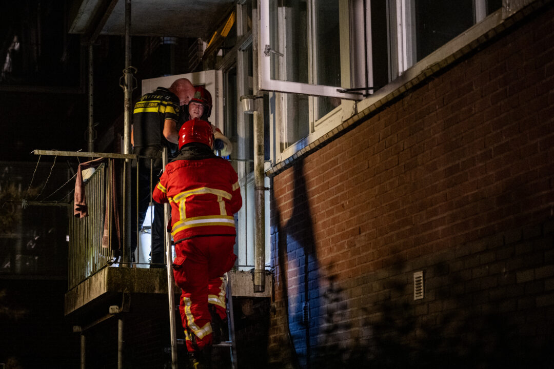 Pan vliegt in brand in flatwoning, Kerkstraat in Hoogezand