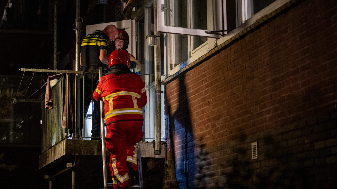 Pan vliegt in brand in flatwoning, Kerkstraat in Hoogezand